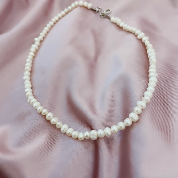 Jewelry - Pearl necklace